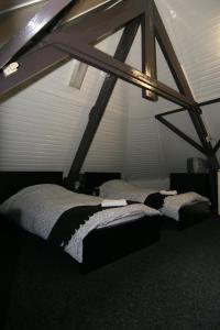 een slaapkamer met 2 bedden in een kamer bij Budgethotel de Zwaan in Eindhoven