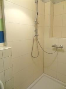 a shower with a hose in a bathroom at Ferienhaus Loissin in Loissin