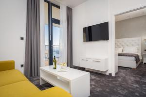 Televízia a/alebo spoločenská miestnosť v ubytovaní Marina Baotić Apartments