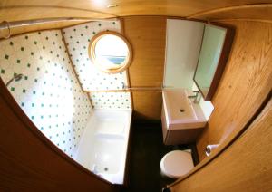 Ett badrum på Péniche Poompui