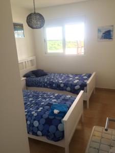 1 Schlafzimmer mit 2 Betten und einem Fenster in der Unterkunft Appartement Las Terrazas de Alcaidesa in Alcaidesa