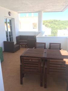 ein Esszimmer mit einem Tisch und Stühlen in der Unterkunft Appartement Las Terrazas de Alcaidesa in Alcaidesa