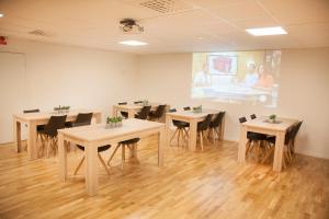 TV a/nebo společenská místnost v ubytování Hotell TunaPark