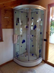 una doccia con box in vetro in un bagno di Casa Vacanze Paola a Quartu SantʼElena