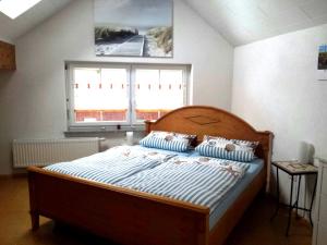 una camera con un grande letto in una stanza con finestra di Haus Grabenbühl a Wieden