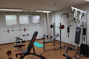 siłownia z kilkoma urządzeniami do ćwiczeń wysiłkowych w pokoju w obiekcie Villa los Angeles Piscine privée 16 pers w mieście Sant Mateu