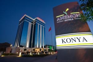 un cartel en frente de un hotel komo por la noche en Anemon Grand Konya Otel, en Konya