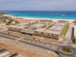 uma vista aérea de uma cidade com a praia em Oasis Salinas Sea em Santa Maria