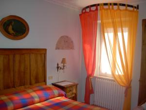 a bedroom with a bed and a window at Bricco Dei Ciliegi in Cortazzone