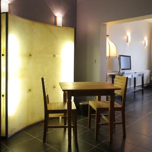 - une salle à manger avec une table et des chaises en bois dans l'établissement Het Pachthof, à Borlo