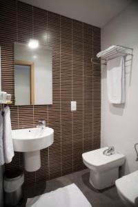 łazienka z umywalką i toaletą w obiekcie Hotel Beasain w mieście Beasain