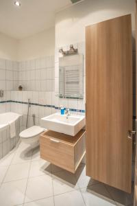 La salle de bains est pourvue d'un lavabo et de toilettes. dans l'établissement Ruterra Apartment Charles Bridge, à Prague