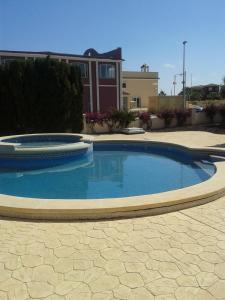 une grande piscine dans une cour avec une maison dans l'établissement Nita Villa Altaona Golf Mosa Turquesa, à Baños y Mendigo