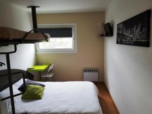a bedroom with a bunk bed and a window at Good Night Hotel in Arques
