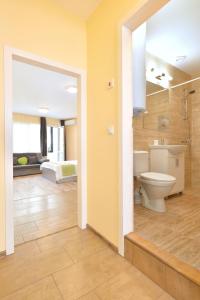 un baño con inodoro y lavabo en Central studio 1, en Burgas