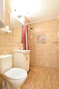 Un baño con inodoro, lavabo y ducha. en Central studio 1, en Burgas 6 fotos más