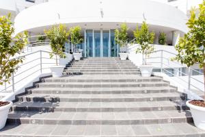 un conjunto de escaleras frente a un edificio en Hotel Scialì en Vieste