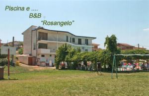 um grupo de pessoas em pé em um campo com um objetivo em B&B RosAngelo em Mirabella Imbaccari