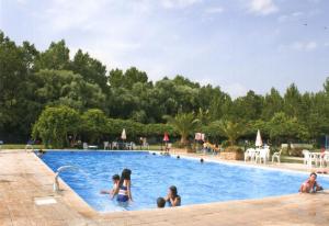 um grupo de pessoas a nadar numa piscina em B&B RosAngelo em Mirabella Imbaccari