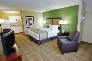 Tempat tidur dalam kamar di Extended Stay America Select Suites - Nashville - Airport