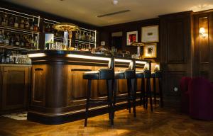 un bar con una fila de taburetes en una habitación en Mimi's Hotel Soho, en Londres