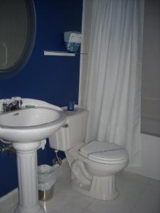 
A bathroom at Motel Le Marigot
