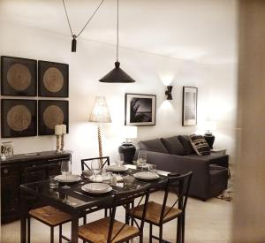 een woonkamer met een tafel en een bank bij Palmeira VIP Apartment in Portimão