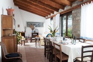 a dining room with a table and chairs at Il Giardino di Valentina in Escolca