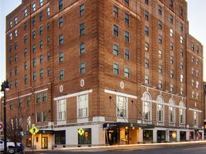een groot bakstenen gebouw op de hoek van een straat bij Grand Eastonian Hotel & Suites Easton in Easton