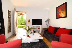 een woonkamer met een bank en een tafel bij Suite de l'olivier au Mas au Coeur de la Provence &SPA in Saint-Cannat