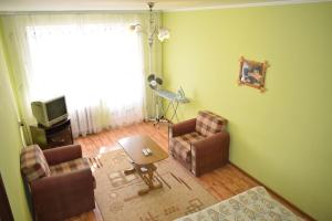 een woonkamer met 2 stoelen en een televisie bij Apartment on Vasylya Chervoniya 67 in Rivne