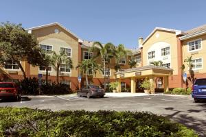 a parking lot in front of a building at Extended Stay America Suites - Fort Lauderdale - Plantation in Plantation