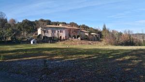 an old house in the middle of a field at Gîtes La ferme accrochée à la colline in Lagorce