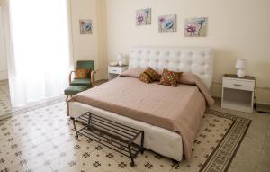 1 dormitorio con 1 cama grande y 1 silla en La Cubba, en Palermo