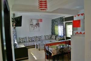 a living room with a couch and a table at Résidence Rive D'or in Martil