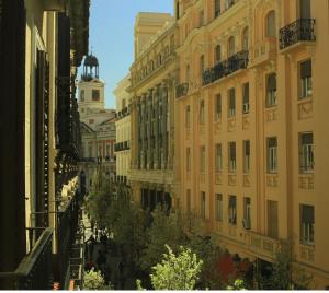 vistas a una calle de la ciudad con edificios en Suites You Zinc, en Madrid