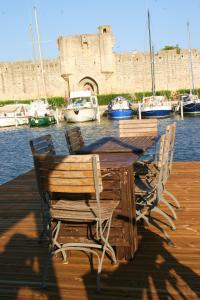 Photo de la galerie de l'établissement Péniche Poompui, à Aigues-Mortes