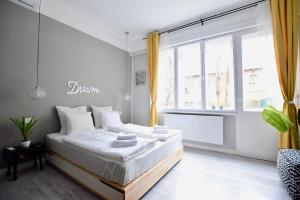una camera con un letto e una grande finestra di Standard Apartment by Hi5 - Fejer Gyorgy St a Budapest