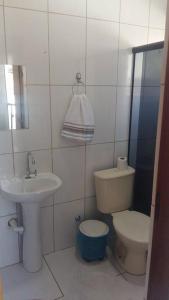 łazienka z toaletą i umywalką w obiekcie Hotel Divino Pai Eterno w mieście Aparecida
