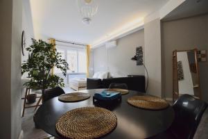 un soggiorno con tavolo e sedie neri di Standard Apartment by Hi5 - Fejer Gyorgy St a Budapest