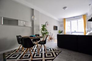 ブダペストにあるStandard Apartment by Hi5 - Fejer Gyorgy Stのリビングルーム(テーブル、椅子、ソファ付)