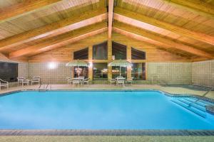 בריכת השחייה שנמצאת ב-Days Inn & Suites by Wyndham Baxter Brainerd Area או באזור