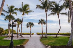 サニベルにあるSanibel Island Beach Resortのヤシの木が茂る公園内の小道