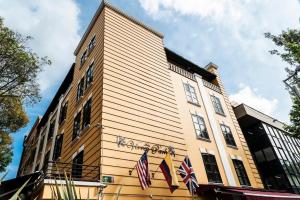 a building with two american flags on it at Hotel Virrey Park in Bogotá