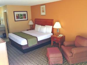 Кровать или кровати в номере Inn Cheraw