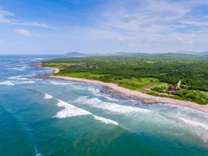 mit Blick auf das Meer und den Strand in der Unterkunft Hacienda Pinilla Vacation Rentals in Tamarindo