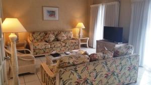TV a/nebo společenská místnost v ubytování Trade Winds Hotel