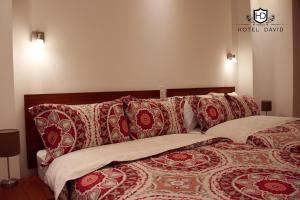 سرير أو أسرّة في غرفة في Hotel David
