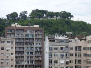 un grupo de edificios con una colina en el fondo en Apartment in Rio with parking, en Río de Janeiro