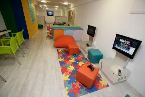 TV a/nebo společenská místnost v ubytování Caesar Premier Eilat Hotel